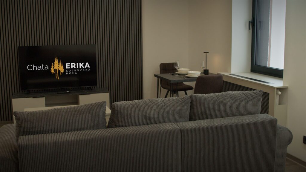 Obývačka apartmánu na Chate Erika s TV a jedálenským kútom