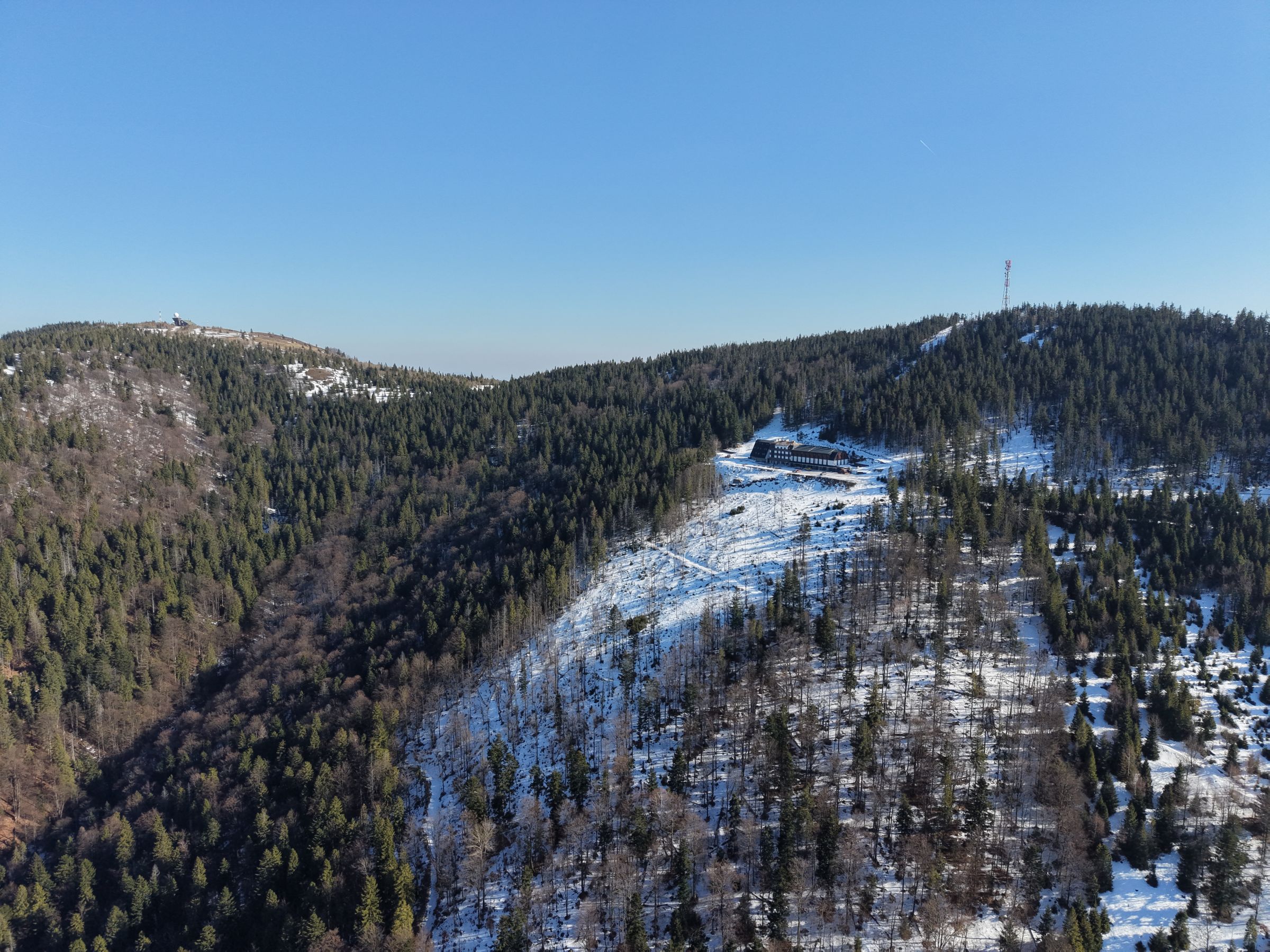 Zasnežená Kojšovská hoľa a Chata Erika – panoráma Volovských vrchov