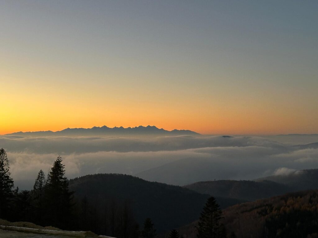 Výhľad na Vysoké Tatry nad inverziou z Chaty Erika pri západe slnka